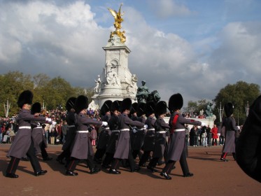 Changing of the Guards in Buckingham Palace in London, UK.- © www.rubybenz.com